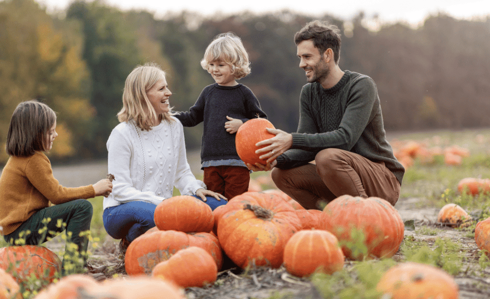 fall family picture ideas for the pumpkin patch