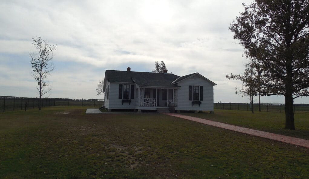 Small white house in a field in Arkansas, home of Johnny Cash as a chlid, one of the best Arkansas museums
